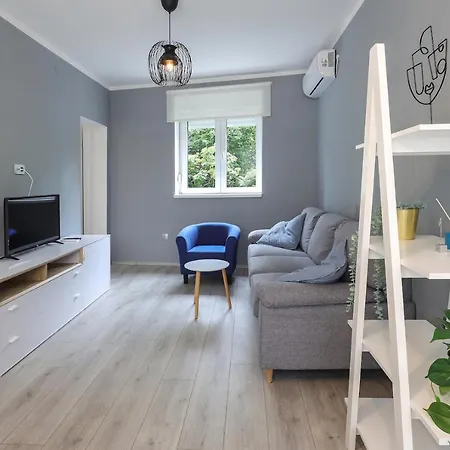 Lucia-private Parking *