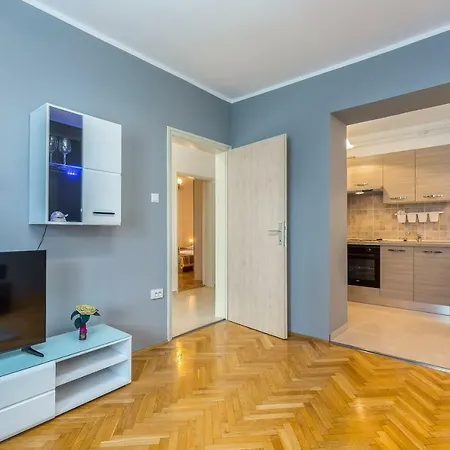 Lucia-private Parking