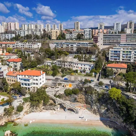 Lucia-private Parking רייקה