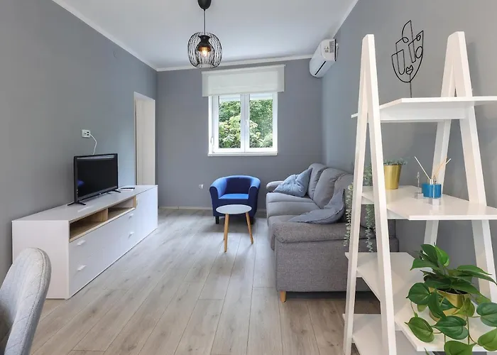 Lucia-private Parking *