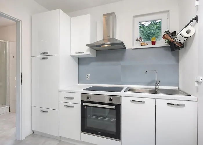 Lucia-private Parking *