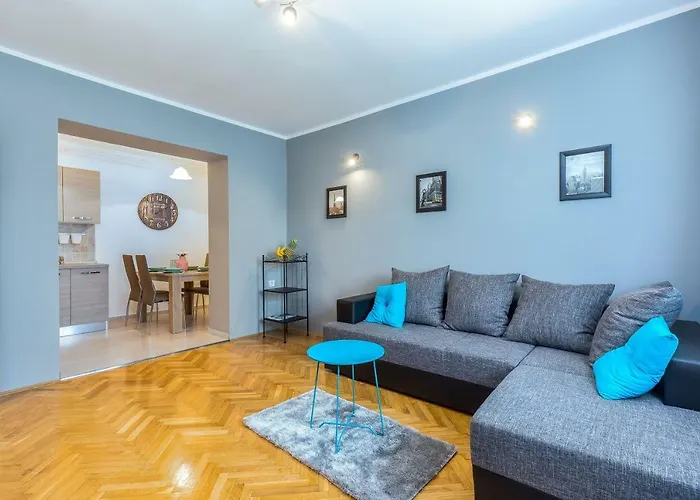 Lucia-private Parking