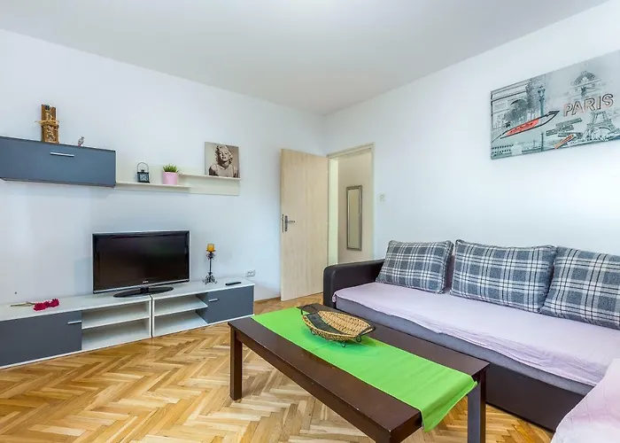 Lucia-private Parking Apartment